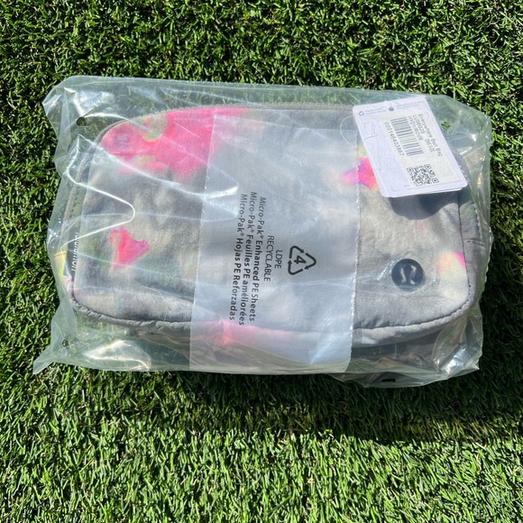 NEW LULULEMON EVERYWHERE BELT BAG HYPER DYE/ROVER - Picture 8 of 8